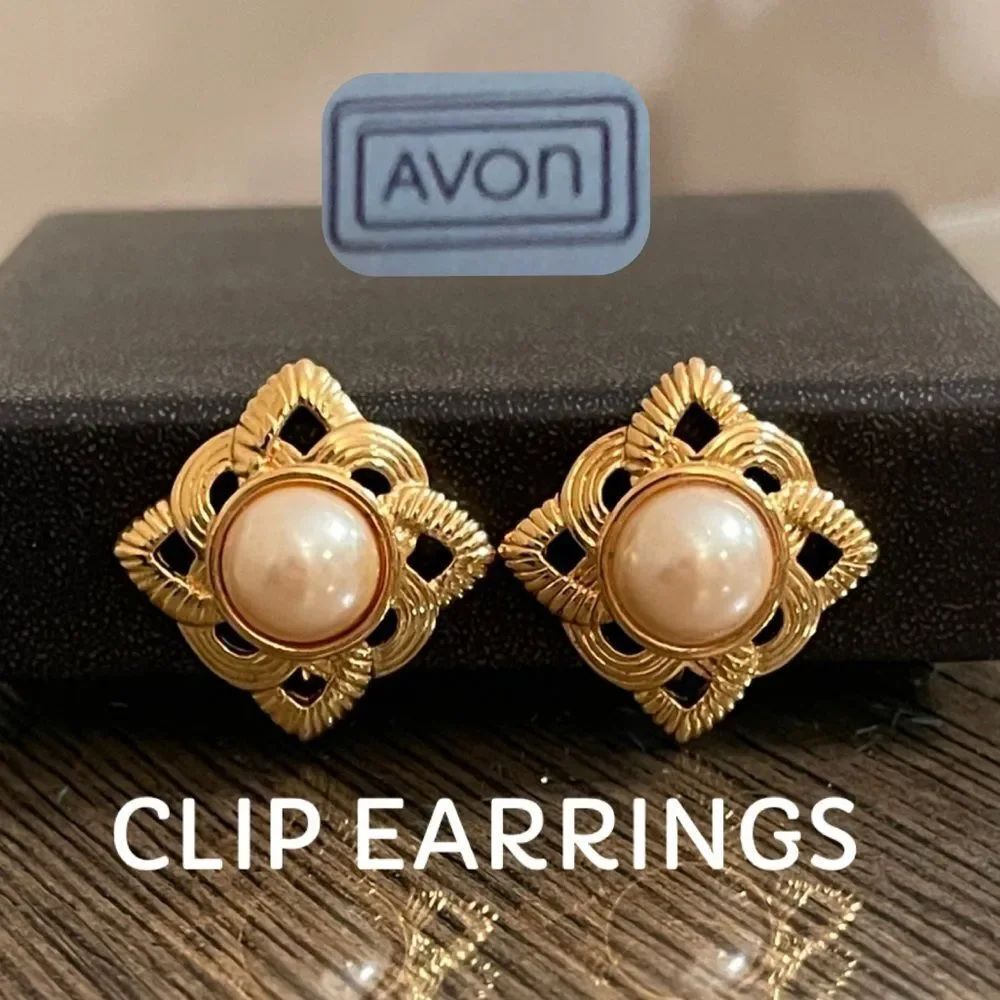 Avon 1987 Parisian Impression Gold Tone Faux Pearl Square Clip Earrings